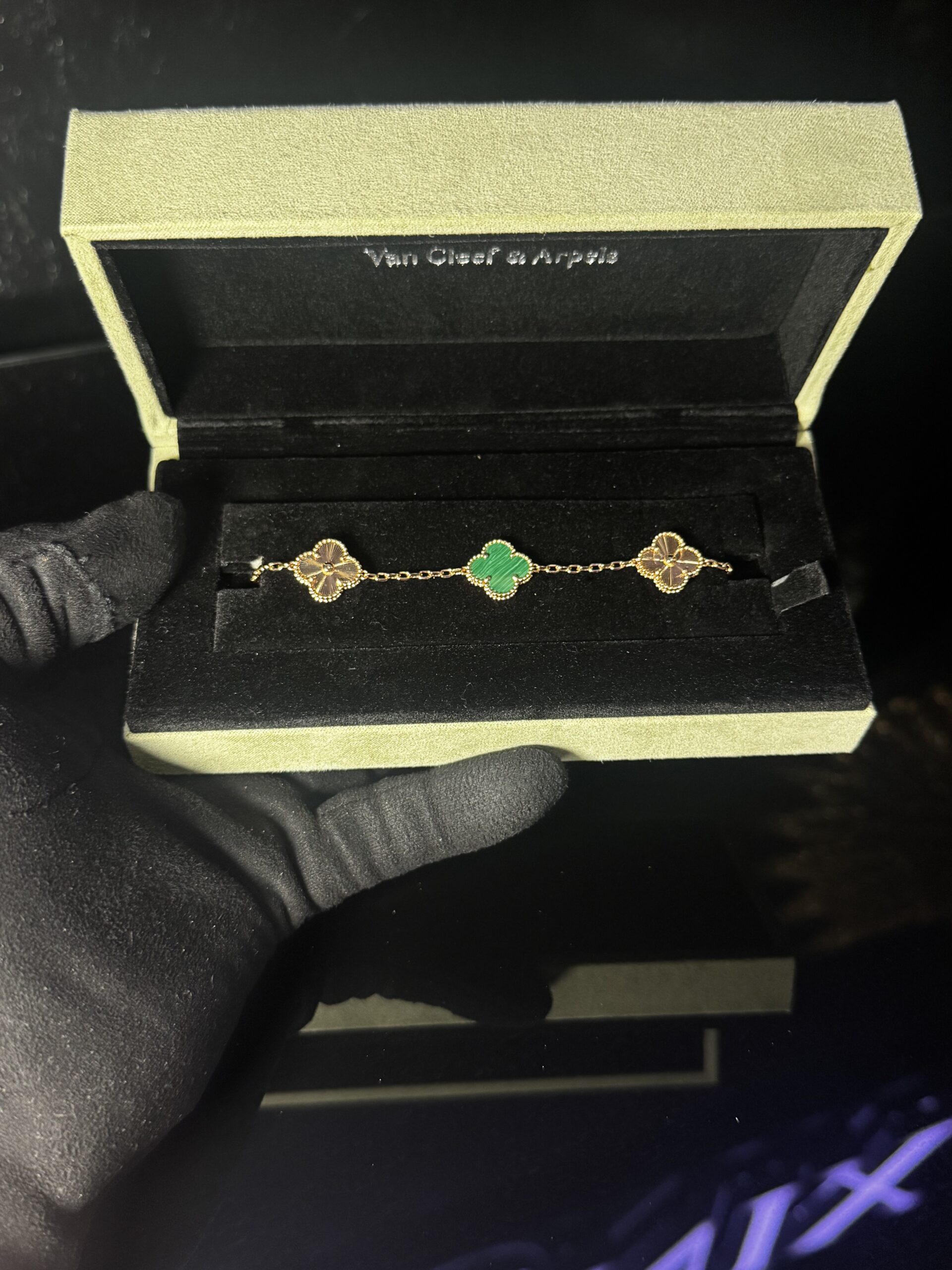 Pulsera VCA Malaquita & Motivo Dorado - Image 2