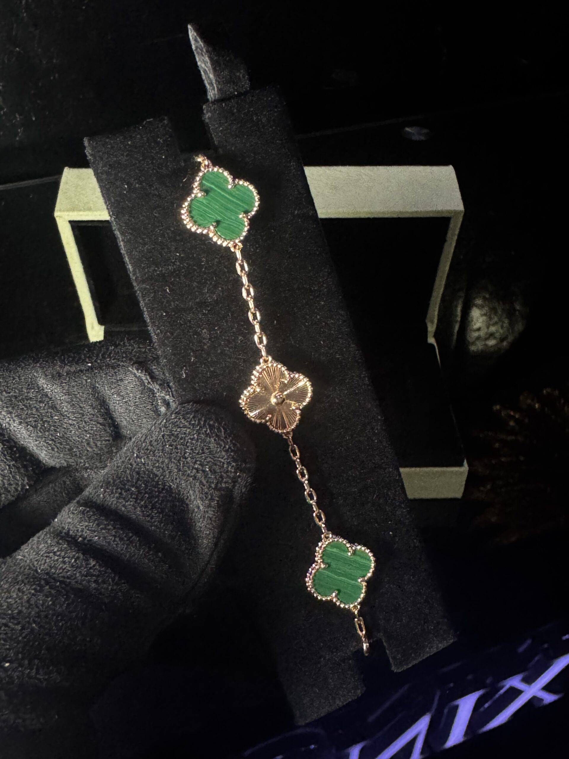 Pulsera VCA Malaquita & Motivo Dorado - Image 3